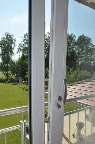 Huber Franz - Insektenschutz - Fenster - Türen – gekipptes Fenster, Garten im Hintergrund