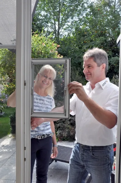 Huber Franz - Insektenschutz - Fenster - Türen – Franz Huber montiert ein Insektenschutzgitter bei einer Kundin