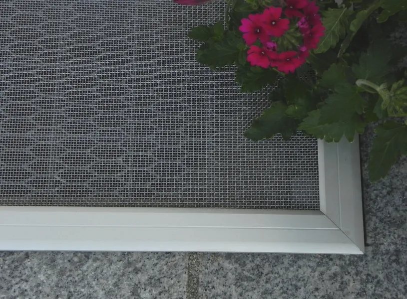 Huber Franz - Insektenschutz - Fenster - Türen – Nahaufnahme einer Lichtschachtabdeckung mit Edelstahlrahmen