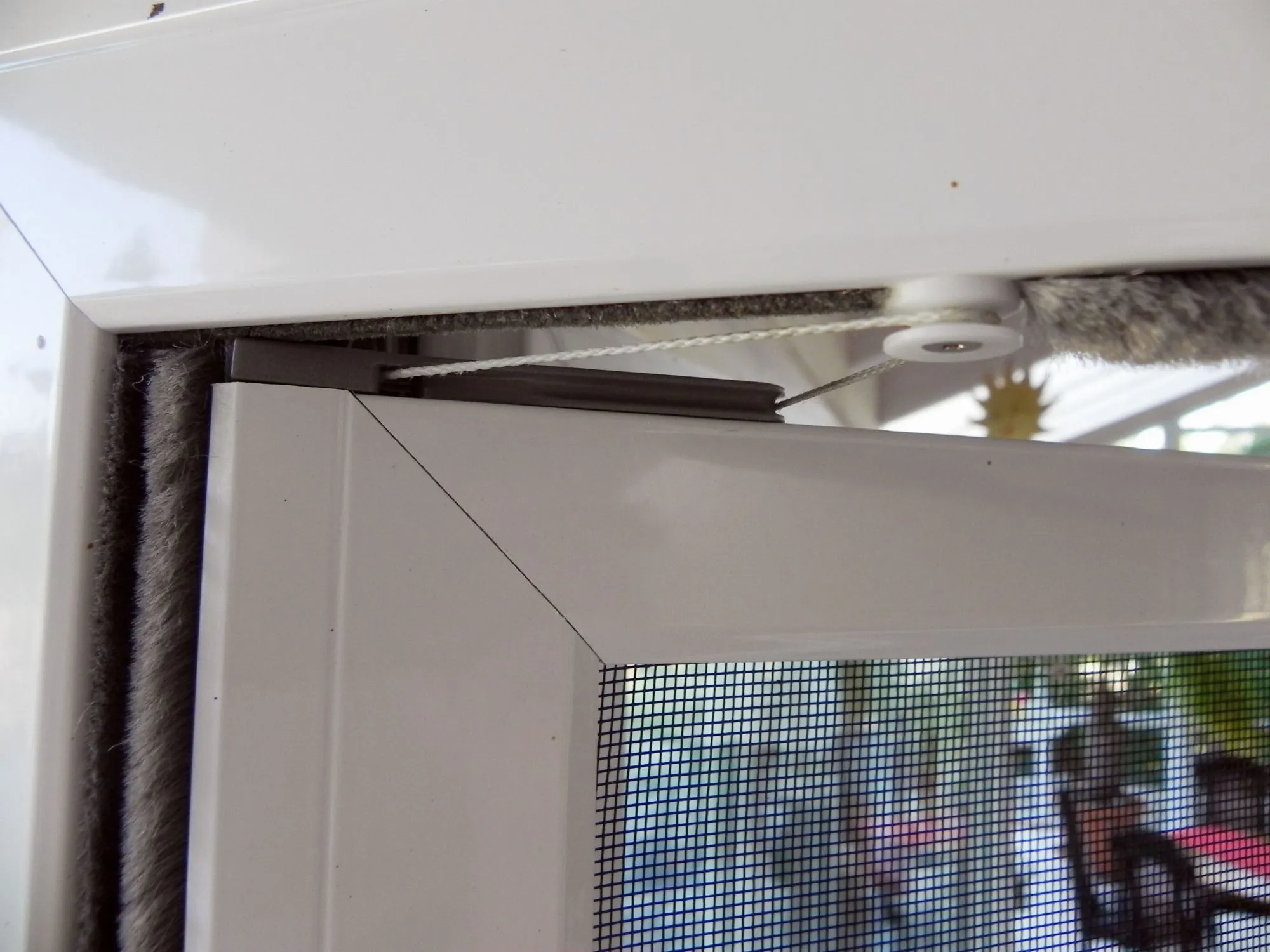 Huber Franz - Insektenschutz - Fenster - Türen – Blick auf den oberen Türrahmen einer Pendeltür mit Insektenschutzgitter